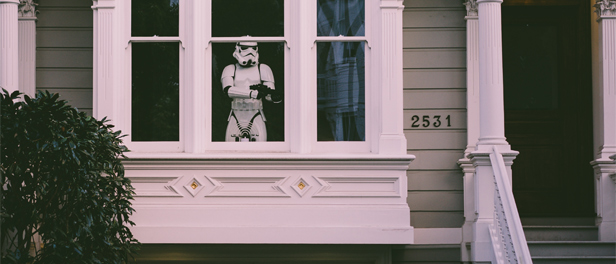 Stormtrooper aus Star Wars, der an einem Fenster steht