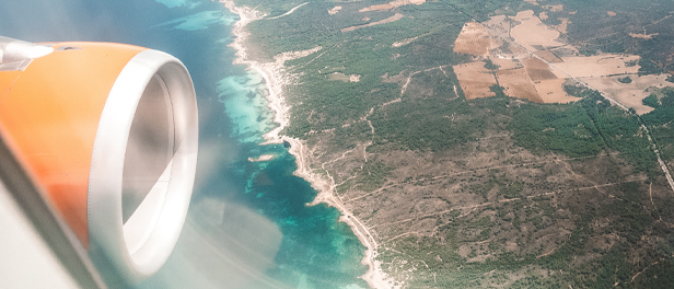 Aussicht aus dem Flugzeug Fenster auf die Küste von Mallorca