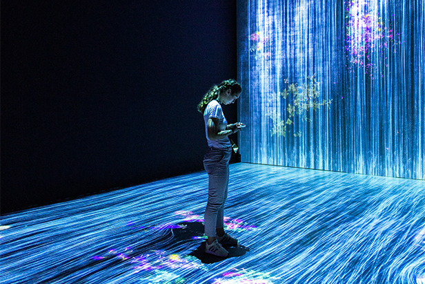 Mensch in einem blau-visualiserten Datenstrom vor schwarzem Hintergrund
