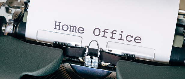 Home Office auf einem weißen Blatt Papier, das noch in der Schreibmaschine steckt